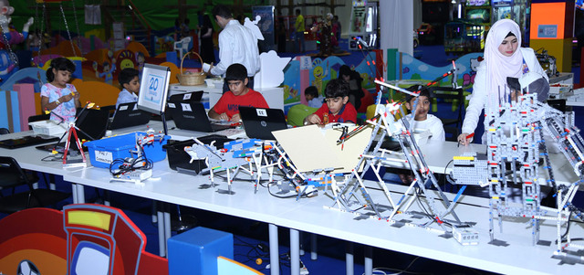 الأطفال يتنافسون في الجناح على سرعة إنجاز الروبوت وإمكانية التحكم بحركته واستخدام الحلول التقنية في صنعه. من المصدر