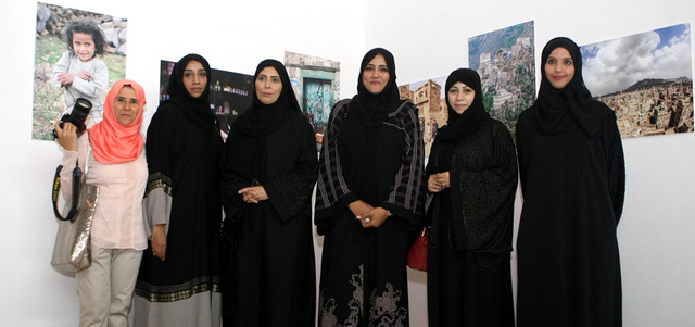 مصورات إماراتيات وعربيات شاركن في معرض وملتقى المصورات العربيات الأول في الشارقة أخيراً. تصوير: أسامة أبوغانم