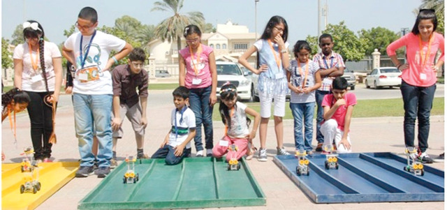 أطفال يمارسون ألعاباً ترفيهية تهدف إلى تعزيز سلوكياتهم البيئية الإيجابية.  من المصدر