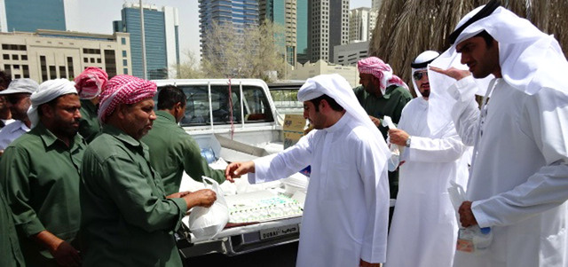 الزيارة تهدف إلى التعرف إلى احتياجات العمال عن قرب. من المصدر