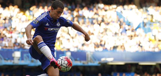 هازارد خرج من الملعب رغم أن إصابته لم تكن خطرة وأصبح فريقه بتسعة لاعبين فقط.  أ.ف.ب