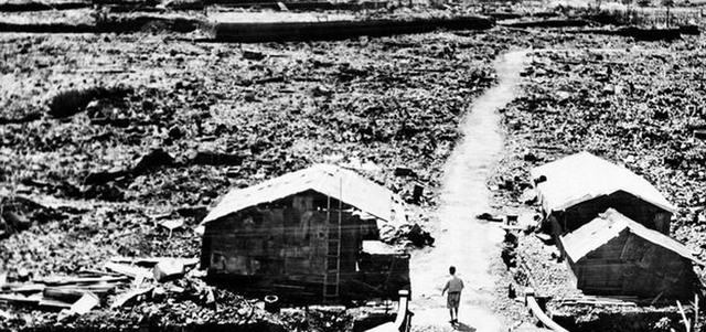 الدمار الذي أحدثته القنبلة. أرشيفية