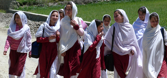 فتيات في طريقهن إلى منازلهن بعد يوم من الدراسة. أرشيفية