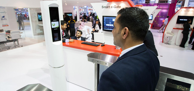 &laquo;إقامة دبي&raquo;: الأشخاص الذين تراوح أعمارهم بين 25 و45 عاماً يفضلون استخدام البوابات الذكية. تصوير: أحمد عرديتي