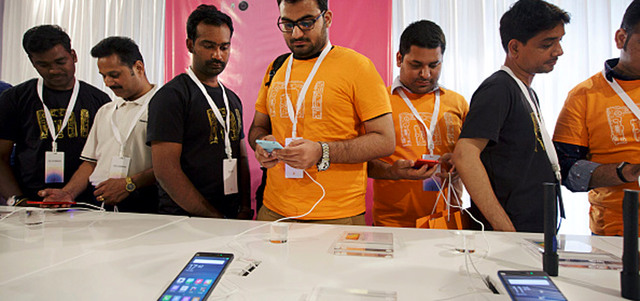 إقبال الهنود على اقتناء الهواتف الذكية يتزايد مع تراجع أسعارها. غيتي