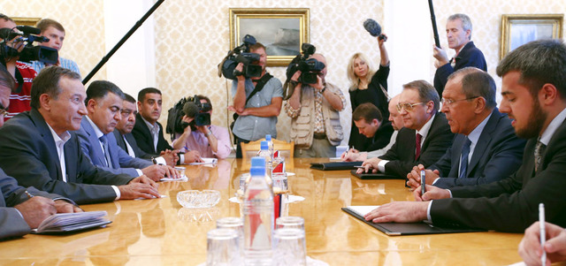 لافروف بحث الأزمة السورية مع وفد من لجنة «مؤتمر القاهرة» بقيادة هيثم مناع. رويترز