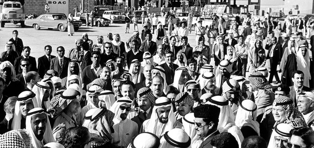 الشيخ زايد بن سلطان آل نهيان وهو يتفقد مطار أبوظبي بداية السبعينات. من المصدر