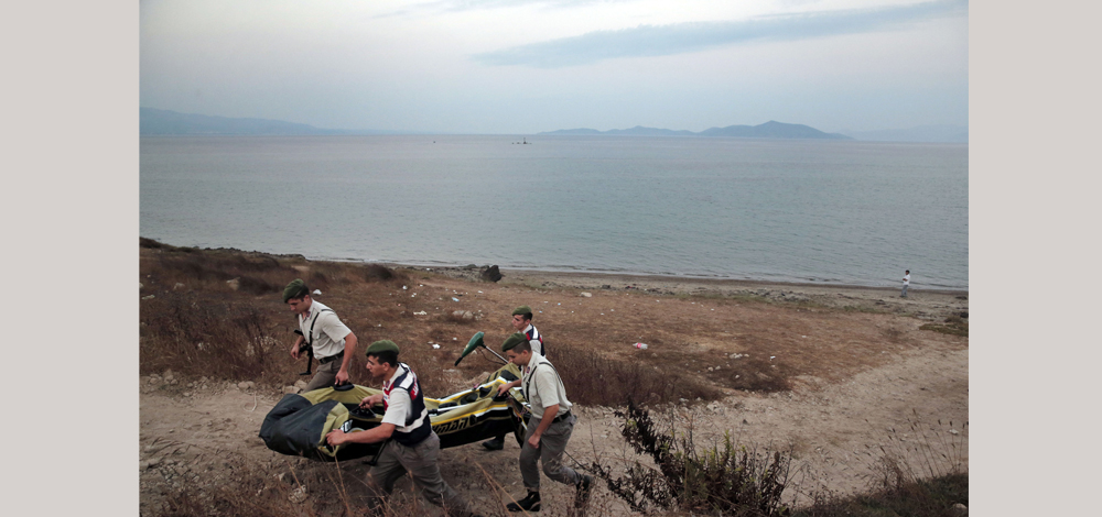 الشرطة التركية تبعد قاربا مطاطيا بعد محاولة هجرة فاشلة بسبب تمزقه