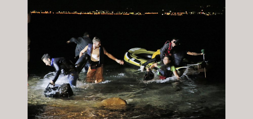 مهاجرون غير شرعيين يعودون للشاطئ بسبب تمزق القارب قبل بداية رحلتهم من شواطئ بودروم التركية