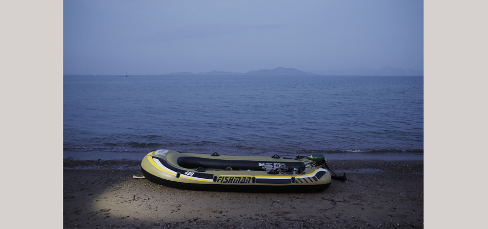 القوارب المطاطية التي يستخدمها المهاجرون في رحلتهم