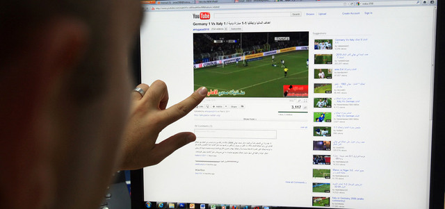 المنافسة القوية بين «يوتيوب» والفضائيات الغنائية لم تأتِ من فراغ؛ بل ترجع إلى ما استطاعت أن تحققه بعض الأغنيات التي طرحت على الموقع الإلكتروني من نسب مشاهدة بلغت أرقاماً قياسية. الإمارات اليوم