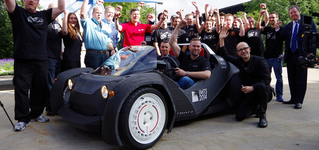 في خريف العام الماضي صمم مدير المشروعات بشركة لوكال موتورز الأميركية سيارة كاملة عبر تقنية الطابعات ثلاثية الأبعاد.. وقد استغرقت طباعة السيارة الكهربائية Strati التي يتألف هيكلها من خمسة أجزاء 44 ساعة فقط. أرشيفية