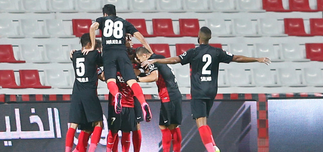 فرحة كبيرة للاعبي الأهلي في أولى مباريات الدوري.  الإمارات اليوم