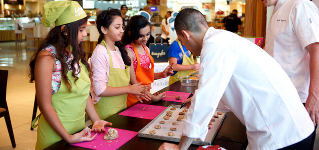 استمتع الأطفال بصناعة البسكويت بأشكال وألوان مختلفة وتعلّموا صناعتها على أيدي طهاة خبراء في الطبخ وصنع الحلويات والمخبوزات. من المصدر