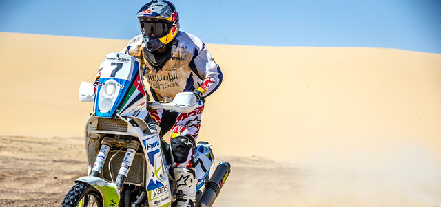 محمد البلوشي خلال مشاركته في رالي الفراعنة الجولة الثالثة من بطولة العالم للراليات الصحراوية. من المصدر