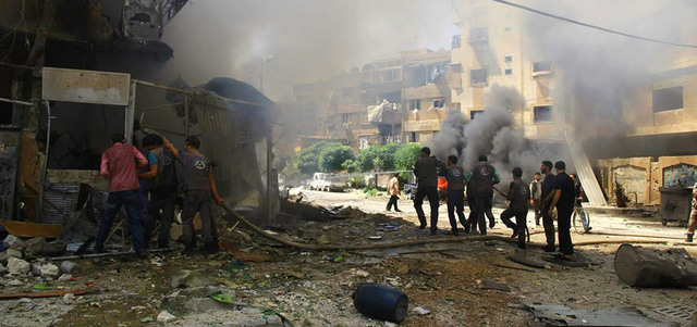 قوات النظام السوري شنت سلسلة غارات جوية على دوما الأحد الماضي تسببت في مقتل 117 شخصاً. أ.ب