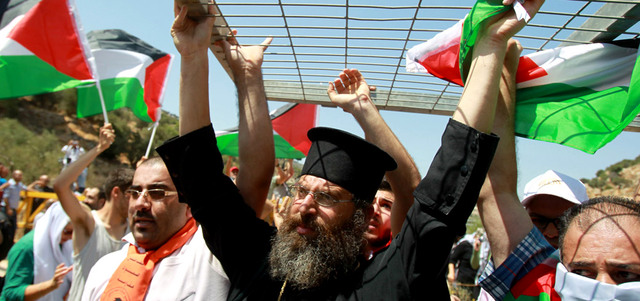 تظاهرة فلسطينية ضد مصادرة الاحتلال للأراضي قرب القدس الشرقية. أ.ف.ب