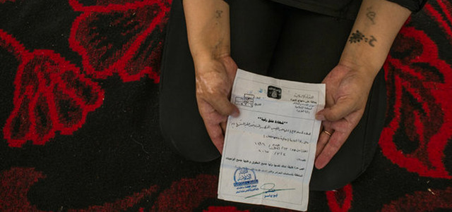 إيزيدية تعرض «صك حريتها» الذي وقعه قاضٍ من «داعش». أرشيفية