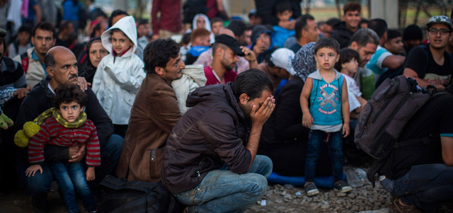 لاجئون سوريون في محطة قطار عند الحدود اليونانية بانتظار السماح لهم بدخول مقدونيا. رويترز