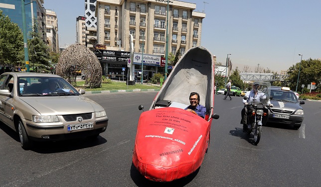 سيارة على شكل حذاء تطوف شوارع طهران-  وكالات