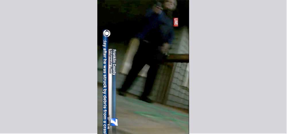 المصور يسقط على الأرض والكاميرا تسجل لقطات فيديو يظهر فيها وجه المجرم.