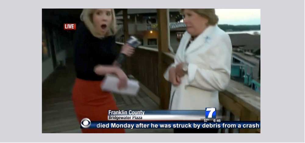 الصدمة تظهر على وجهي باركر وضيفتها بعد مشاهدتهما قيام المجرم بإطلاق النار على المصور.