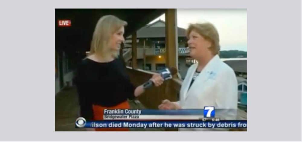 الصحافية باركر (يسار) قبل اطلاق النار عليها.