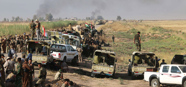 مقاتلون من البشمركة يتجمعون بين منطقتي داقوق والطوز مع احتدام المعارك ضد تنظيم «داعش» جنوب كركوك. أ.ف.ب