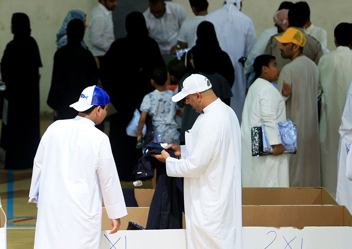 بالإضافة إلى غياب المرشدين، عدم ملائمة خامة الملابس لمناخ الدولة، إضافة إلى الفوضى داخل مركز التوزيع.