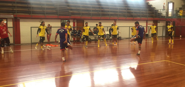 من تدريبات الفريق في البرازيل استعداداً لافتتاح البطولة. من المصدر