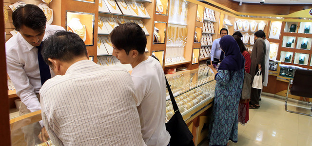 المعطيات الخارجية تشير إلى أن المستهلكين سيلجأون إلى الذهب في الفترة المقبلة خصوصاً مع تذبذبات أسواق النفط والعملات والأسهم. تصوير: تشاندرا بالان