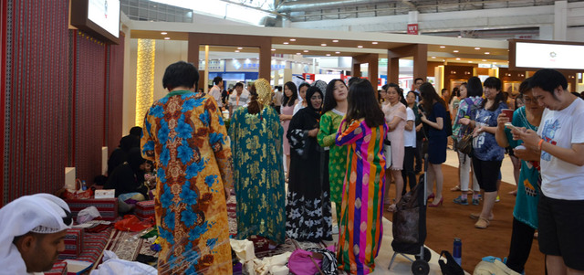 إقبال كثيف على الجناح الإماراتي المتميز.  من المصدر