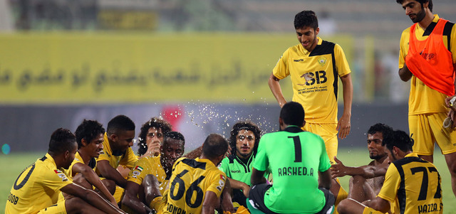 كالديرون ومدربون آخرون اشتكوا حالات إعياء لعدد من اللاعبين بسبب ارتفاع درجات الحرارة. تصوير: أسامة أبوغانم