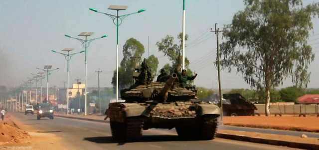 دبابة في شارع رئيس بمدينة جوبا عاصمة جنوب السودان. رويترز