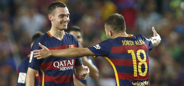 لاعب برشلونة توماس فيرمايلن يتلقى التهنئة من زميله البا بعد هدفه في شباك ملقة. إي.بي.إيه