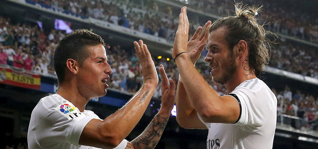 غاريث بيل ورودريغيز يحتفلان بالفوز على ريال بيتيس. رويترز