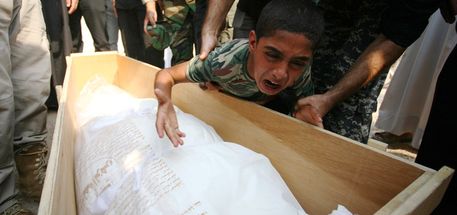 صبي عراقي يبكي والده الذي قتل بمواجهات مع «داعش».  أ.ف.ب