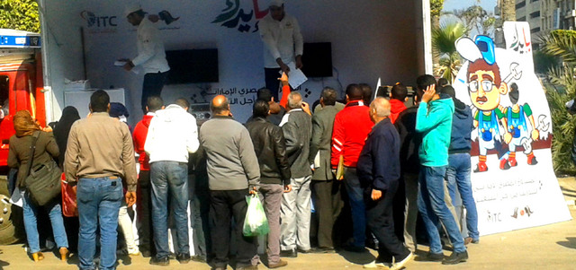 إقبال ملحوظ علي حملة «بإيدك» لملء استمارات المشاركة في المشروع الإماراتي ــــ المصري للتدريب من أجل التشغيل. من المصدر