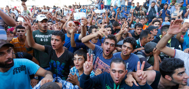 مهاجرون يتظاهرون أمام محطة القطار الرئيسة في بودابست مطالبين بالسماح لهم بالسفر. رويترز