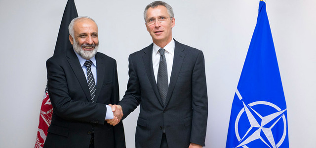 ستانيكزاي (يسار) لدى استقباله من قبل الأمين العام لحلف الناتو. أرشيفية