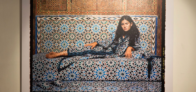لالا السعدي قدمت المرأة المغربية بأسلوب بارز في أعمالها بـ«المعرض».  تصوير: أحمد عرديتي