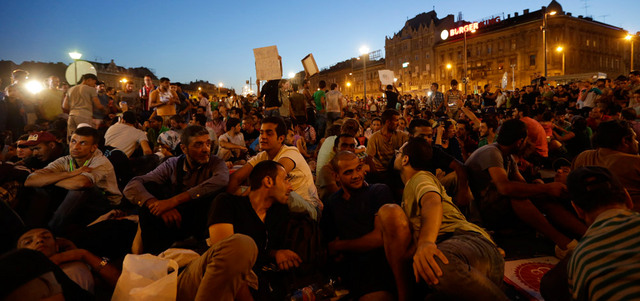 مئات المهاجرين يتجمعون أمام محطة قطار كيليتي في بودابست. أ.ب