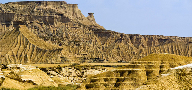 تجتذب التكوينات الصخرية في صحراء بارديناس رياليس السياح من جميع أنحاء العالم.   د.ب.أ