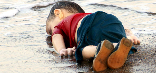 جثة طفل سوري غرق مقابل بلدة بودروم خلال محاولة للإبحار إلى جزيرة كوس اليونانية إي.بي.إيه.  رويترز