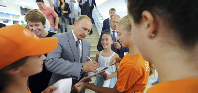 بوتين محبوب الأطفال.  رويترز