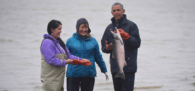 مع سمكة سلمون على شاطئ كناكان.