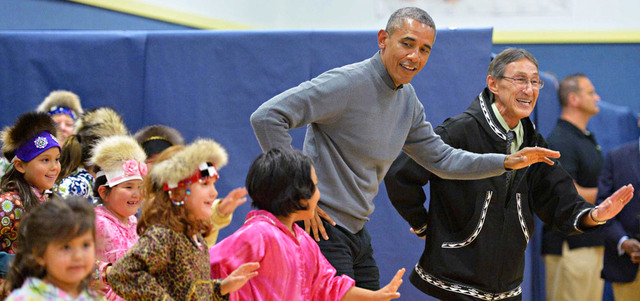 يرقص مع الأطفال بعد حضور عرض ثقافي في إحدى المدارس. أ.ف.ب