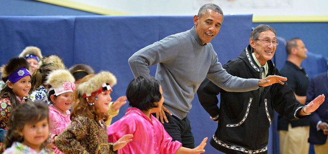 يرقص مع الأطفال بعد حضور عرض ثقافي في إحدى المدارس. أ.ف.ب