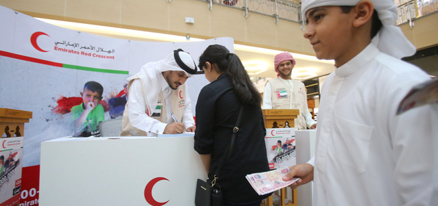 عدد من الأطفال شاركوا في جمع التبرعات لمصلحة حملة «عونك يا يمن». تصوير: مصطفى قاسمي
