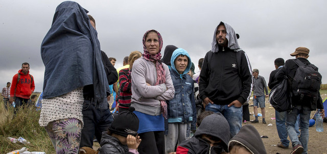 مهاجرون يستريحون بعد أن دخلوا إلى المجر من الحدود مع صربيا.  رويترز